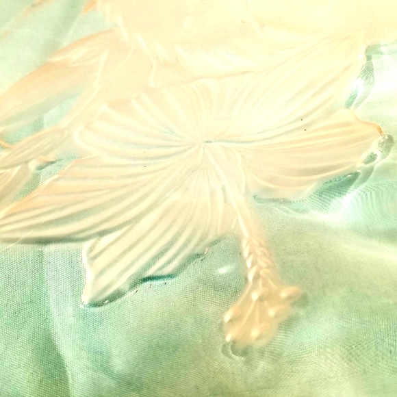 Glass Scalloped Serving Platter With Hibiscus Embossed Pattern 13 1/2" across. - Picture 4 of 6